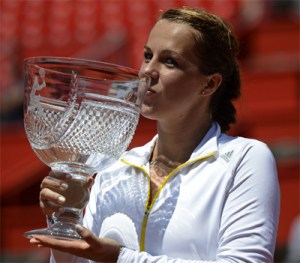 Anastasia Pavlyuchenkova with the Oeiras trophy (thanks to mystar.com.my)