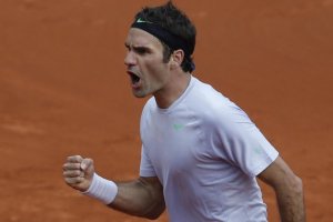 A fighting Federer survives Simon threat in Paris (thanks to news.yahoo.com)