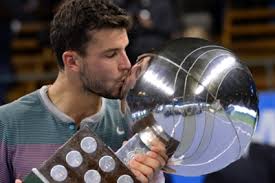 Dimitrov kisses his first trophy (thanks to fr.scoresway.com_