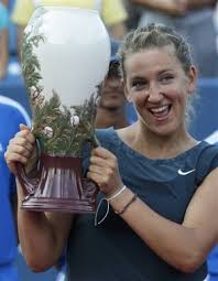 Vika Azarenka with the Cincinnati trophy (thanks to newsinfo.inquirer.net)